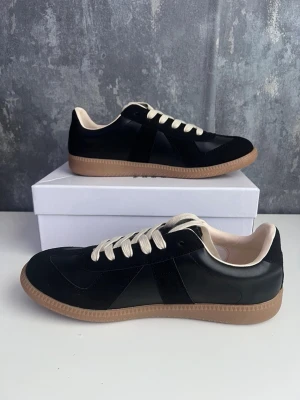 Maison Margiela  - Helt nya Gats, inklusive box och dustbag. Skorna är aldrig använda och är i perfekt skick. Fråga gärna om du har några funderingar eller vill se fler bilder!