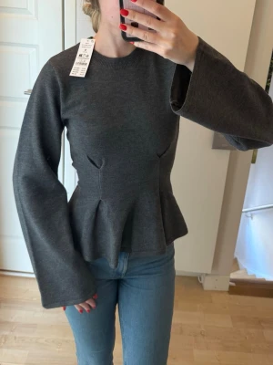 Helt ny topp gina  - Helt ny stickad topp från Gina med prislapp som framhäver midjan med fina detaljer, i strl s men passar även xs, nypris 400:-🩷