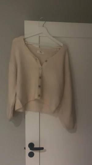 Stickad tröja från Gina  - Stickad krämgul/beige kofta från Gina i storlek xs