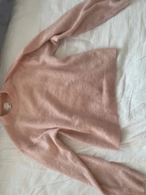Rosa stickad tröja  - Jättefin rosa stickad tröja från H&M. Inga synliga skador och använd fåtal gånger. 
