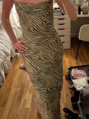 Adoore klänning - Säljer min adoore klänning som endast används en gång, i mycket bra skick i storlek 36🎀🌸 priset går att diskutera ! Jag är ca 171 och den är perfekt i längden på mig