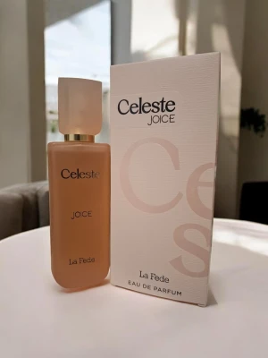 Celeste Joice Eau de Parfum 100ml - Celeste Joice Eau de Parfum från La Fede, 100 ml. Flaskan är matt rosa med guldigt detaljer och har en stilren, fyrkantig form. Kommer med matchande kartong. Perfekt för dig som gillar exklusiva och moderna dofter.