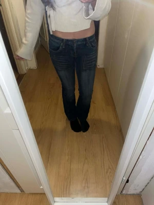 Mörkblå bootcut jeans - Mörkblåa jeans från secondhand butik i thailand. Är i bra skick. Står inget märke eller storlek. Men jag är 165cm och den e lite korta och tighta vid midjan. Skriv om du har frågor.
