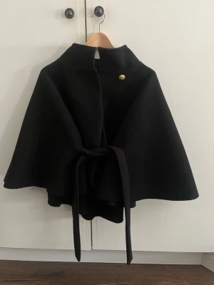 Kappa med knytband  - Poncho Blair från MISSÄY. Supersnygg!