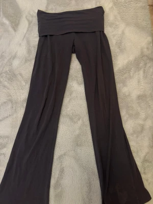 Svarta yoga pants  från Gina Tricot - Säljer ett par  sköna mörk  gråa yoga pants från Gina tricot i Stl xxs. Säljer då de inte kommer till användning😊Orginal pris 360, mitt pris 50kr💕