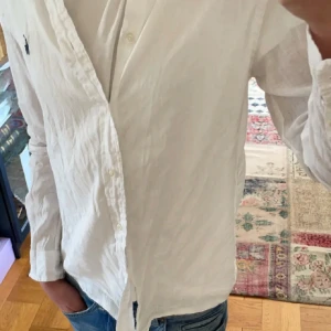 Ralph Lauren linneskjorta - Säljer nu denna sjukt snygga vita linneskjorta, strl XS. Säljer eftersom den har blivit för liten