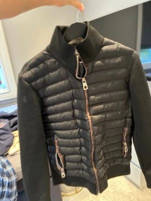 Moncler cardigan  - Säljer en svart Moncler cardigan 2 månader gammal passar bra nu innan sommar 