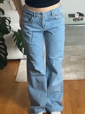 lågmidjade jeans - populära ljusblå lågmidjade jeans från nakd. Använda fåtal gånger så i nyskick. Jag är 165 cm för referens
