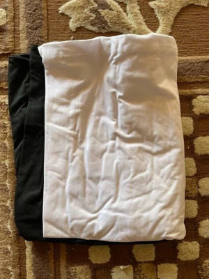 T shirt  - Två t shirt i svart och vit är  oanvända 