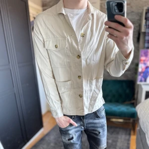 Overshirt - Mycket bra skick, inga defekter! Passar dig som är mellan 170-180cm ungefär. Modellen är 185 cm, 75kg. Passar bra nu till våren! Skriv för mer information!🤝