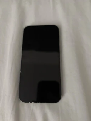 iPhone 14 - iPhone 14 med 64 Gb kommer met laddare och har skrapor på sig men inte på skärmen eller kameran 