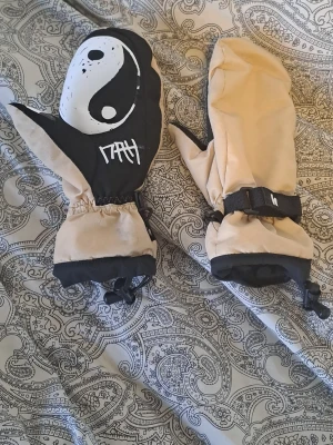 Henrik Harlaut vantar - Ett par vantar från Harlaut apparel. Lite slitna.