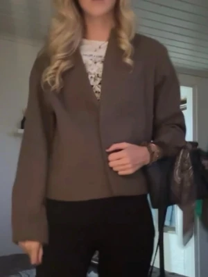 Jacka  - En jacka från Kappahl i storlek M och är sparsamt använd. Nypris är 800kr💗