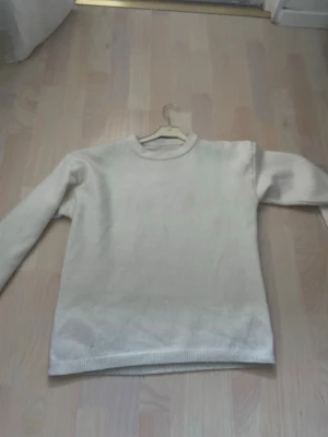 Vit stickad tröja  - Vet ej vart den är ifrån skulle gissa på Strlk S men står ej!
