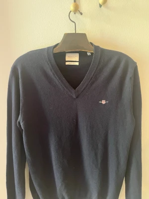 Stickad gant tröja - En snygg stickad tröja från finmärket gant. V-krage
