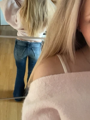 Mörkblå jeans - Jättefina helt nya mörkblå Jeans i storlek S💗 säljs eftersom dom inte passa mig och jag hann inte byta storlek 😚💗