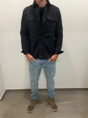 Tiger of Sweden overshirt  - Säljer denna riktigt snygga overshireten från tiger of Sweden, perfekt till våren. 
