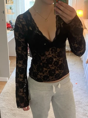 Spetströja - Långärmad svart Spetströja med något vida ärmar. Från Gina Tricot och i storlek S men sitter som XS. Är något sliten då det sticker ut som ”stretchiga trådar” på flera ställen (se sista bilden). Men det är inget som syns när man har på den.