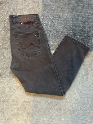 Jacob Cohen Jeans - Väldigt bra skick, inga tydliga skador eller fläckar. Vill sälja dem snabbt!