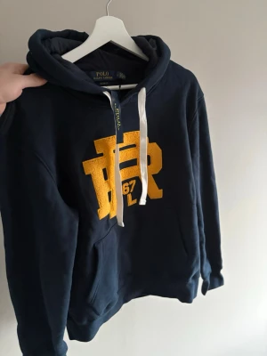 Ralph Lauren hoodie  - Helt ny Ralph Lauren hoodie med fint tryck på magen. Storlek L, nypris 195 usd och taggen hänger kvar. Hör av er vid eventuella frågor! 