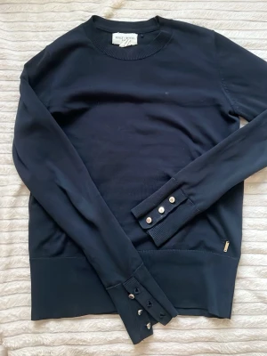 Tröja - Marinblå långärmad tröja från HOLLY & WHYTE by lindex i storlek xs 