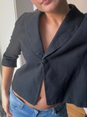 trekvartsärmad kavaj - sååå söt kavaj/kofta, (tar såklart bort allt bös innan jag skickar)😌😌😌