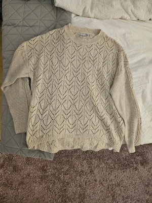 Beige stickad tröja - Säljer en beige stickad tröja från 157 med snyggt hålmönster och rund halsringning. Endast använd en gång och därför i mycket bra skick. 💓