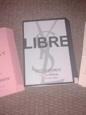 Parfymprover Yves Saint Laurent & Giorgio Armani  - Tre oanvända parfymprover: Acqua di Giò (Giorgio Armani) 1.2 ml, LIBRE (Yves Saint Laurent) och MY WAY (Giorgio Armani). Kan skickas med ett frimärke (22 kr). Alla tre för 50 kr, eller 20 kr st.