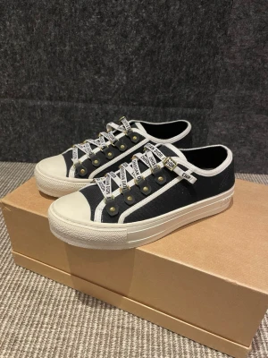 Dior skor  - Hej! Säljer nu dessa svin snygga dior skor. Skorna är typ helt nya! Testade någon gång. Hör av dig vid frågor.
