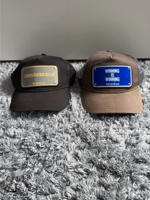 John hatter co - Två snygga kepsar från John hatter. Passar perfekt nu till sommaren och dessa soliga sommardagar.  1000kr för båda 