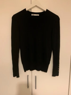 Svart stickad tröja från Zara - Använd endast fåtal gånger. Säljer då den inte kommer till användning längre💕