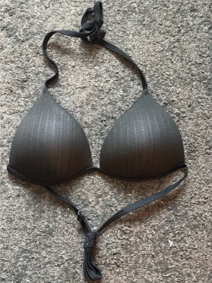 Svart trekantsbikini med knyt - Helt ny bikini!!!