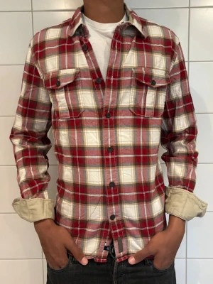 Flanell skjorta  - Tjena! Säljer denna otroligt stiliga flanell skjorta perfekt nu till sommaren! Modellen är ca 189 cm lång, skriv gärna vid intresse eller funderingar! 
