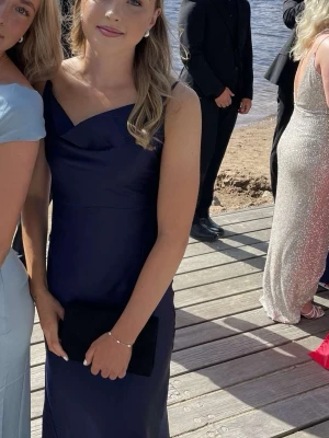 Marinblå studentklänning - Elegant marinblå långklänning