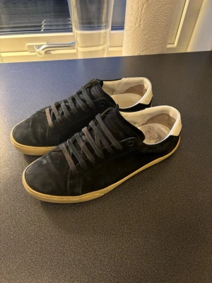 Saint Laurent Skor - Säljer nu dessa skor från Saint Laurent, använda en del men inga defekter på skorna( lite solkblekta) nypris 6000kr, hör av er vid frågor