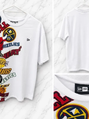 Snygg New Era t-shirt i storlek M - Unik design med flera klassiska NBA-lag och riktigt snygga färger som sticker ut. Perfekt för dig som gillar streetwear, basket eller bara vill ha en cool oversized look.  ✅ Märke: New Era ✅ Storlek: M ✅ Bra skick ✅ Bekväm passform och mjukt material ✅ Perfekt till vardag, sommar och streetstyle  En riktigt clean och ovanlig t-shirt som drar blickar 👌
