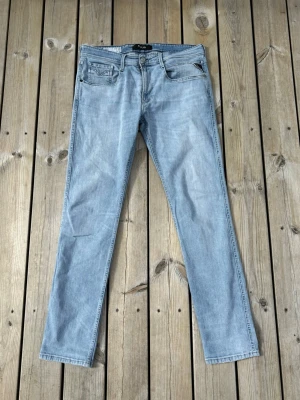 Replay jeans Anbass  - Säljer Replay Anbass jeans i mycket fint skick. Populär modell med modern passform, stretchigt material och skön komfort för vardagsbruk. Klassisk design som passar till det mesta. Väl omhändertagna och redo för ny ägare.  ✔ Modell: Replay Anbass ✔ Bra skick ✔ Bekväm passform med stretch ✔ Äkta Replay