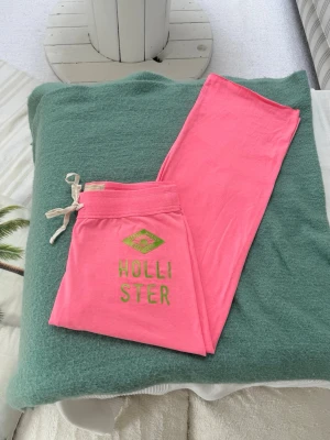 Hollister lågmidjade byxor  - Storlek M. Rakt över midjemått: 39cm. Innebenslängd: 75cm. Frakt inom 24h. 