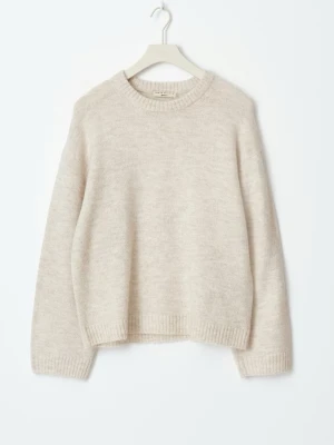 Beige stickad tröja från Gina  - Mysig beige stickad tröja från gina med rund halsringning och ribbade muddar vid ärmslut och nederkant. Tröjan har en avslappnad passform och är tillverkad i en mjuk ullblandning som passar perfekt för kyliga dagar.
