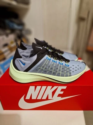Oanvända Nike EXP-X14 storlek 44.5  - Helt nya i original låda. Storleken är 44.5 men passar mer som 44. React sula för extra  dämpning och komfort. Sista pris 1200 kr. Slutsålda i alla butiker annars. Inga byten eller returer. Skickar spårbart och försäkrat mot porto 
