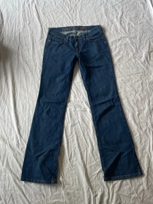 Jeans - Bra skick, defekt i bild 5! Mått: midjemått rakt över 40 grenhöjd 20 benöppning 23 innerbenslängd 85cm💗 jag är 180 och brukar ha M 