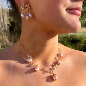 Smyckesset pärlor kristaller Rosaline - Set Örhängen/Halsband, Hjärtlänk guldpläterad mässing. Kristalldroppar och Pärlor. Färg, Kristalldroppar 10mm i Rosaline och Pärlor i Rosaline, 11x9,5mm samt 16x14mm. Cubic zirconia i Clear Crystal . Längd 50cm, ställbar längd.  Jag skickar endast spårbart, samfraktar. Fast pris. Besök gärna mina övriga annonser.  Till mina smycken använder jag kristaller från Preciosa, Aurora och Swarowski.