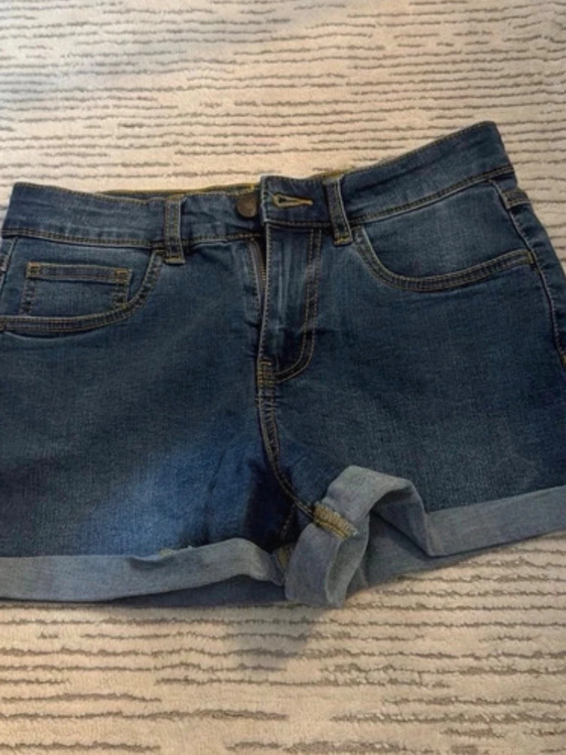 Blå jeansshorts med upprullad kant