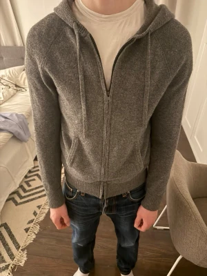 Grå kashmir ziphoodie - Säljer denna kashmir zip från cashmere. Storlek S. Nyskick-knappst använd! Nypris: ca 3000! Jag är 180 för referens! 