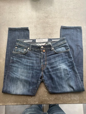 Jacob Cohën Jeans Herr - Säljer nu mina schyssta Jacob Cohën Jeans för herr!⭐️ Otroligt gott skick - inga defekter (förutom på lappen där bak) men inget man märker med bälte på!❗️                                    Modell = 688 Comfort✅Storlek 34/32, blandning av slim fit och regular passform!🥰 Snabb affär = priset sänks💰 🚚Alltid frakt inom 24h🚚