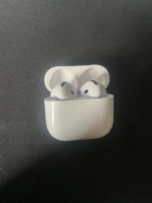 AirPods 4 ANC - Säljer ett par AirPods 4 ANC, Bra skick och lite använda. Jag har bevi på att jag har köpt de från Apple med fungerande serienummer och har kvitto digitalt. 