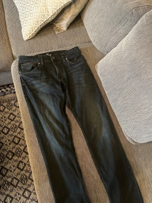 Svarta Tommy hilfiger jeans herr - Svarta Tommy Hilfiger jeans. Modell slim. Storlek W31-L34. Använda ensstaka gånger så mycket fint skick. 300kr. Finns i Mölndal och går bra att hämta. Kan också skickas men då står köparen för frakt. 