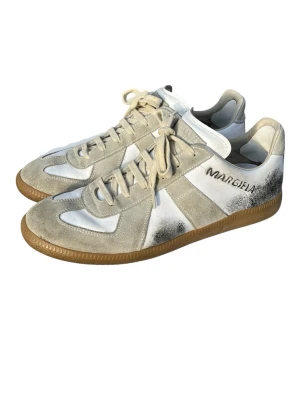 Maison margiela x End - Säljer ett par extremt sällsynta Maison margiela x End gats. Typ enda äkta paret på plick. Köpta nya när de släpptes, alltså ss2019. Nästintill omöjligt att hitta i detta skick och pris. Inga skador i allmänhet, hälarna är fixade med kalvskinn. Storlek 43. Box och dustbags tillkommer! Skicka gärna bud! Kan mötas i Stockholm eller fraktar, endast via PostNord!