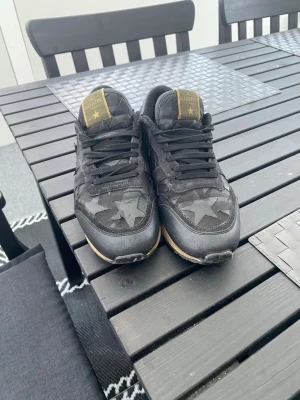 Valentino Rockrunners  - Säljer nu dessa för de har blivit för små. Man ser att de har använts ett tag så kan gå ner i pris vid snabb affär. Är storlek 40 men skulle säga att de passar till 41