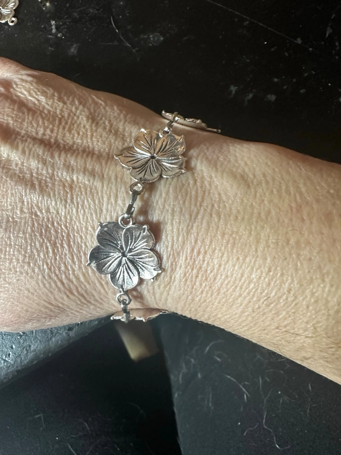 Silverfärgat armband med blommor